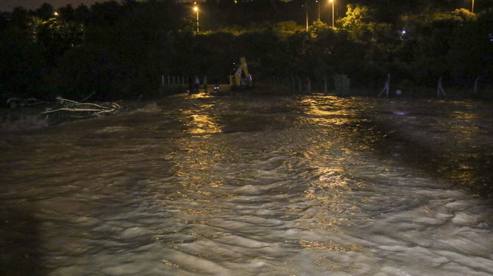 Sağanak yağış birçok ilde hayatı felç etti: Cadde ve sokaklar göle döndü, hastaneyi su bastı - 11