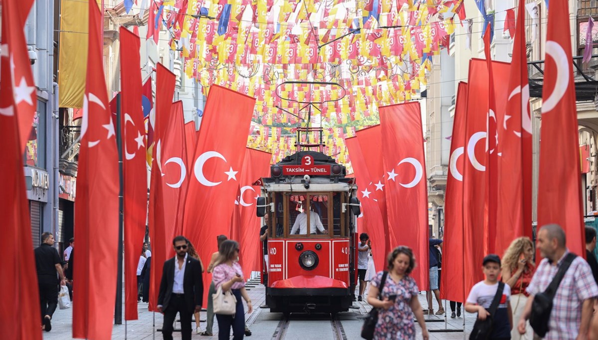 İstiklal Caddesi 30 Ağustos Zafer Bayramı'nda Türk bayraklarıyla donatıldı