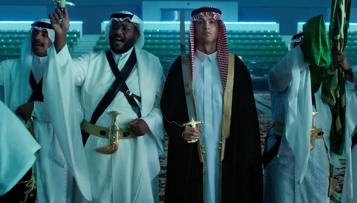 Arap kıyafetleri giyen kılıçlı Ronaldo Suudi Arabistan Milli Günü kamera karşısında Arap kıyafetleri giyen kılıçlı Ronaldo Suudi Arabistan Milli Günü kamera karşısında