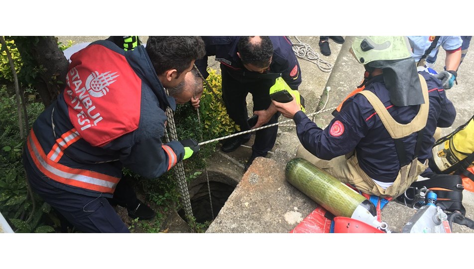 Su kuyusuna düşen kadını itfaiye kurtardı