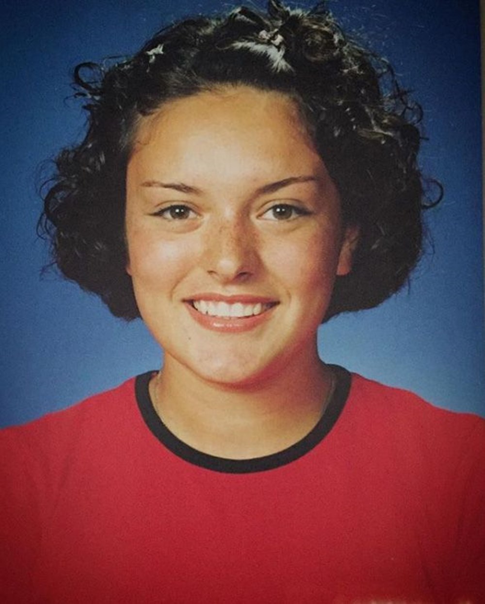 Su Burcu Yazgı Coşkun'dan nostaljik kare (Ünlülerin çocukluk ve gençlik halleri) - 485