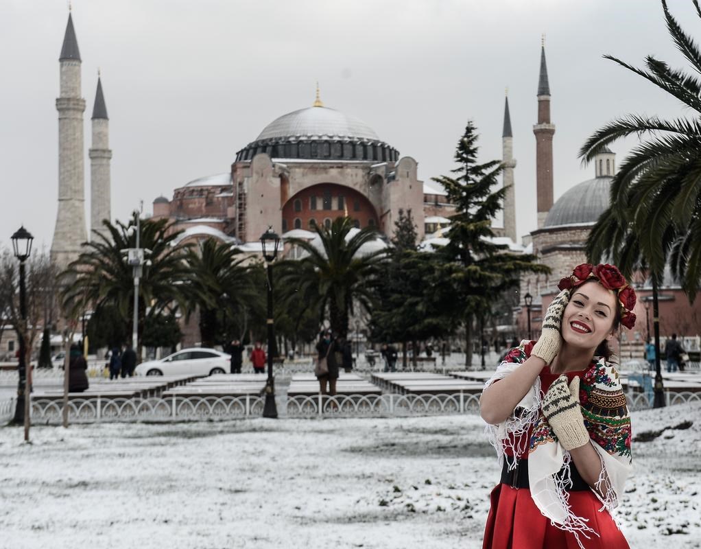 Как одеваются в стамбуле в марте. Стамбул девушка. Стамбул зимой девушка. Турция в декабре. Стамбул для туристов 2022.
