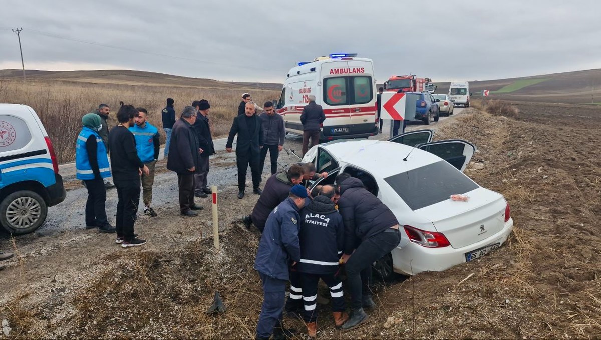 Çorum'da minibüsle otomobil çarpıştı, 5 kişi yaralandı Çorum'da minibüsle otomobil çarpıştı, 5 kişi yaralandı