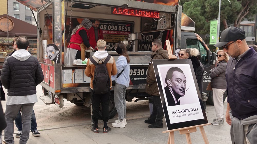Kadıköy'de Salvador Dali'nin ölüm yıl dönümünde lokma dağıtıldı - 4