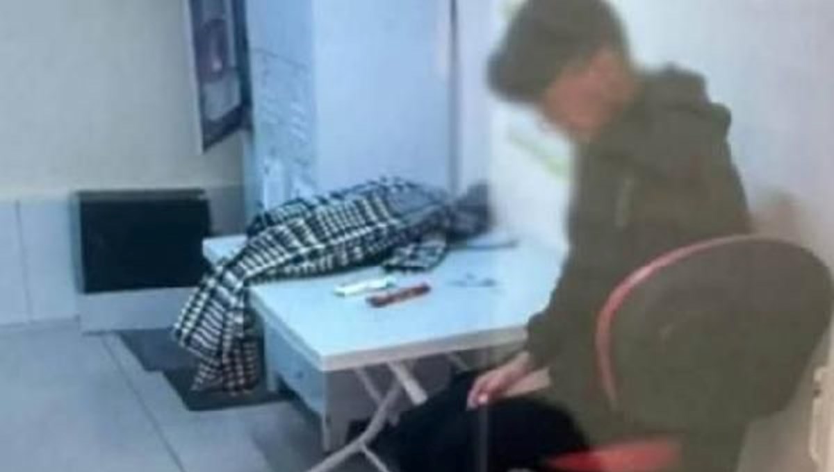 Markette çikolatayı cebine koyan çocuğu depoya hapseden iki kişi serbest Markette çikolatayı cebine koyan çocuğu depoya hapseden iki kişi serbest
