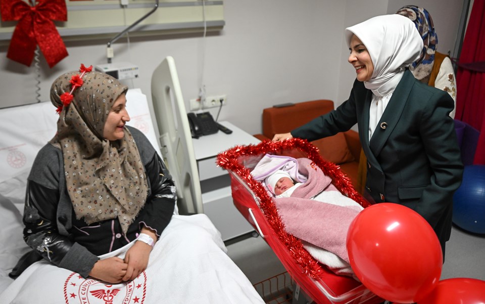 Bakanlardan İstanbul ve Ankara'da yeni yılın ilk bebeklerine ziyaret - 3