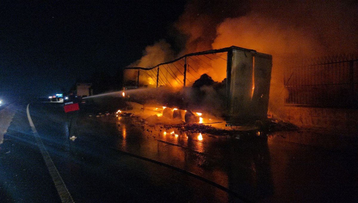 Konserve yüklü TIR, alev alev yandı Konserve yüklü TIR, alev alev yandı