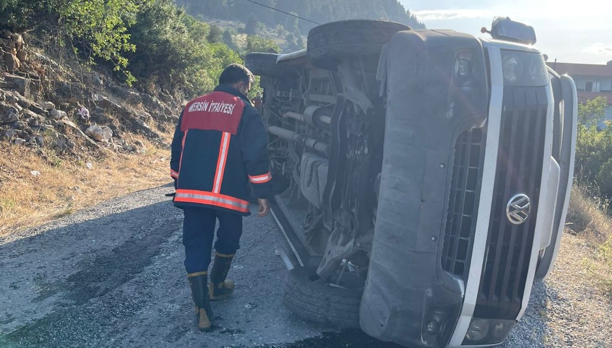 Mersin'de minibüs devrildi: 1'i ağır 11 yaralı Mersin'de minibüs devrildi: 1'i ağır 11 yaralı