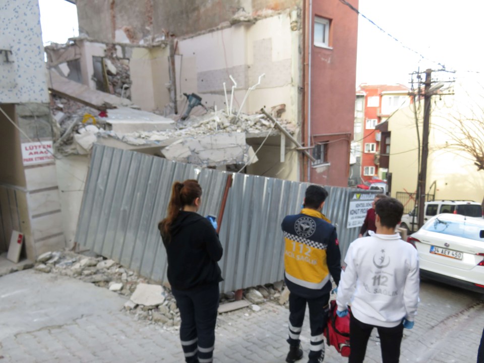 Üsküdar'da bina yıkımında çökme - 1