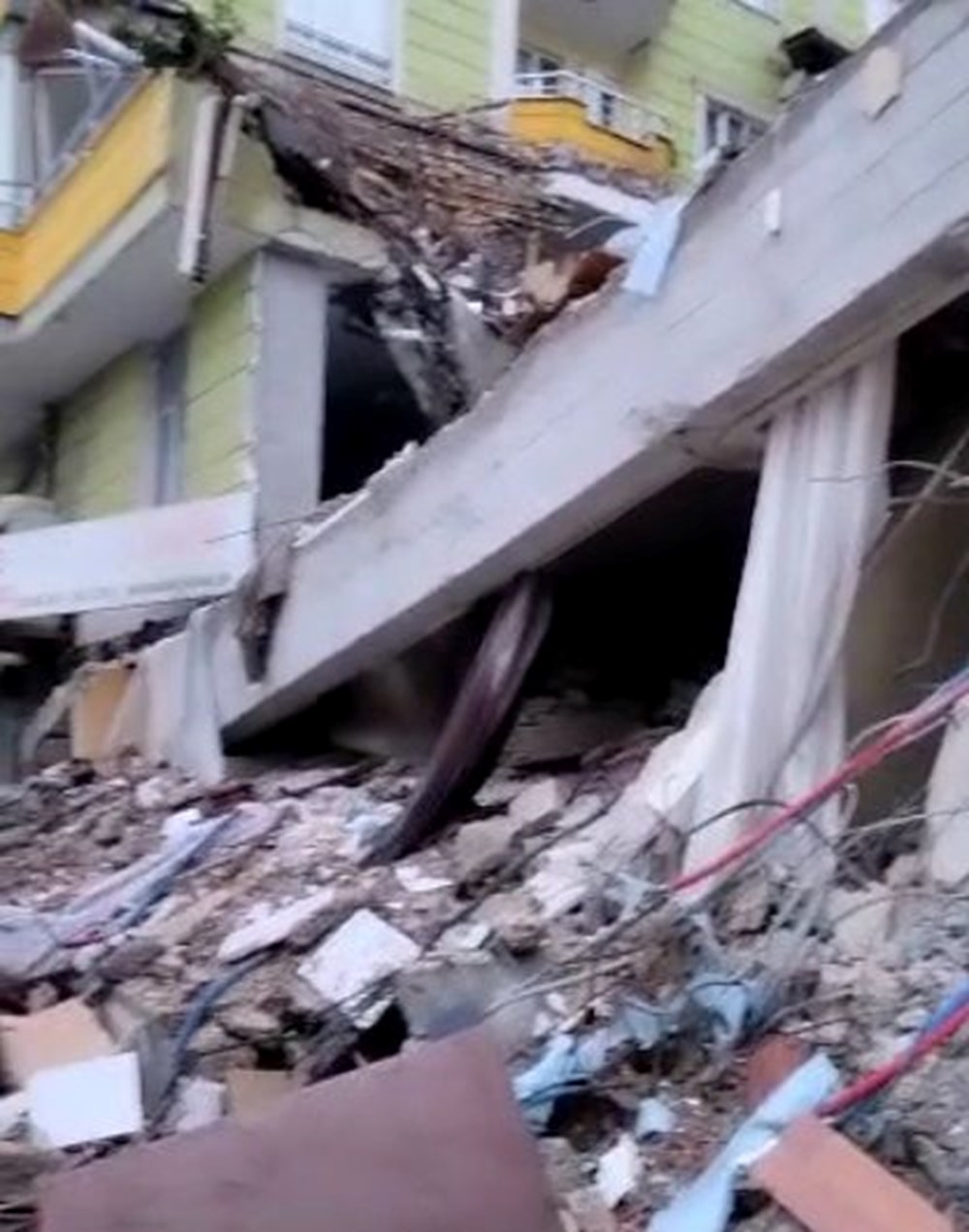 Annesi, eşi, 3 çocuğu ve kayınvalidesini kaybetti, kayıp kızını arıyor - 2