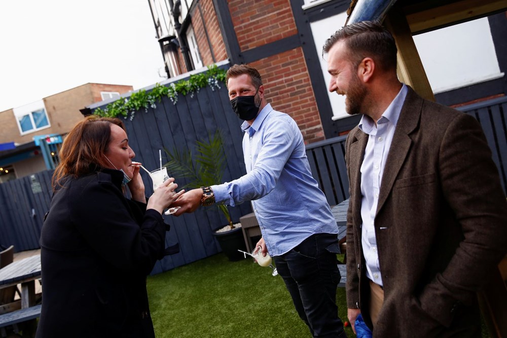 İngiltere yeniden açıldı: Kucaklaşmak ve parti yapmak serbest - 7