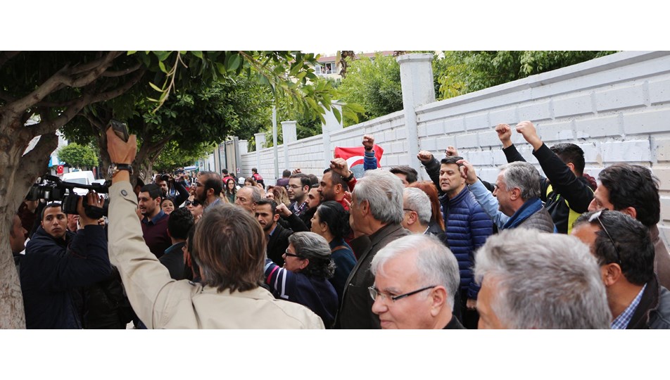 ''İzmir Marşı yasağı'' iddiasına protesto