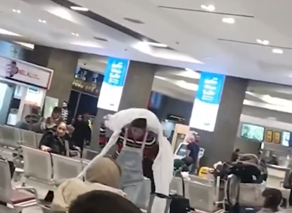Havaalanında protesto: Öfkelenen İranlı kadın mollanın sarığını çıkarıp başörtüsü yaptı! - 3