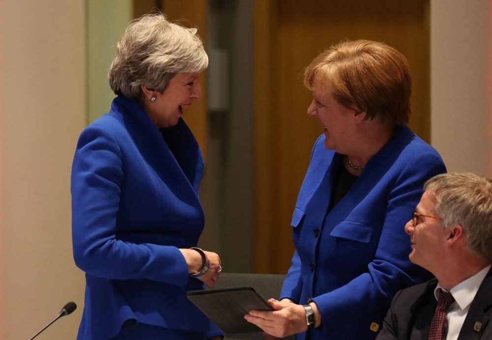 Theresa May ve Angela Merkel aynı ceketle pişti oldu - 1
