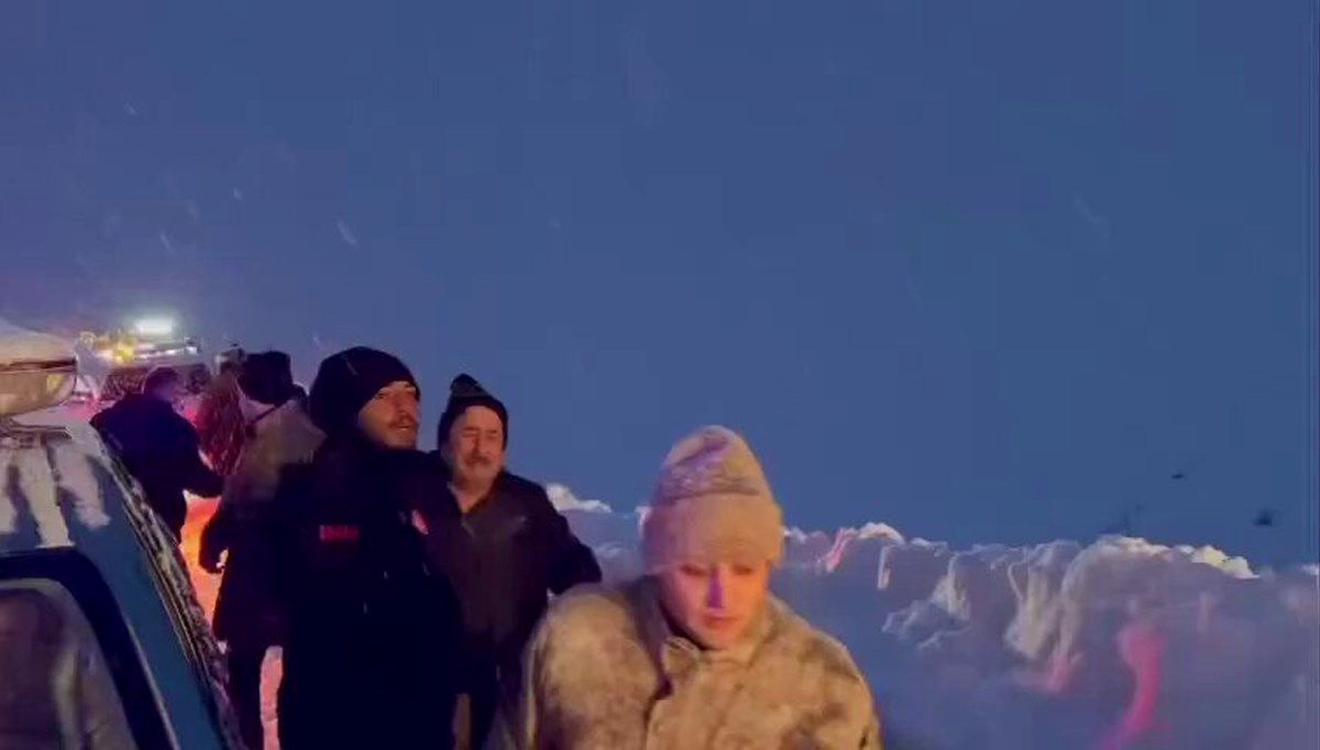 Karda mahsur kalan oğluna 2 gün sonra kavuşan babanın feryadı gözyaşlarına boğdu Karda mahsur kalan oğluna 2 gün sonra kavuşan babanın feryadı gözyaşlarına boğdu