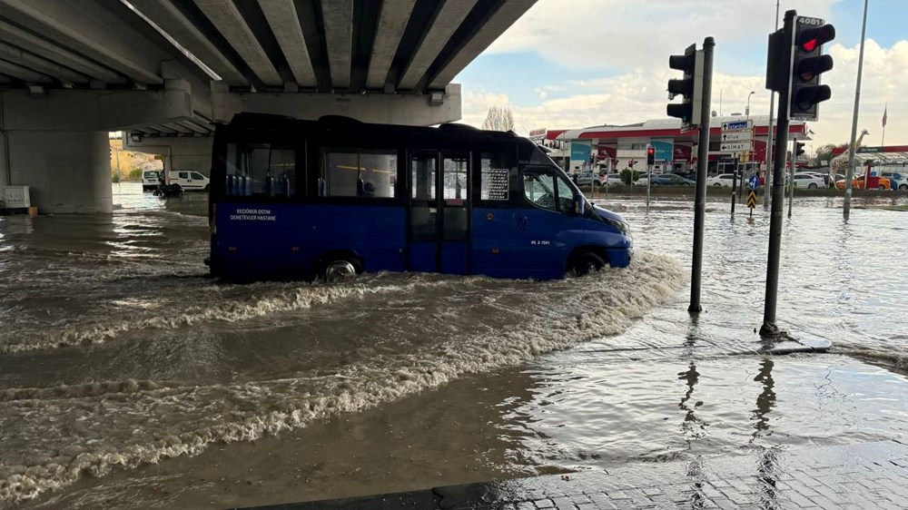 Ankara'yı kuvvetli sağanak vurdu: Yollar göle döndü, iş yerlerini su bastı - 9