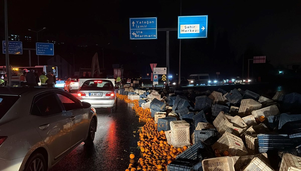 Tonlarca narenciye yola savruldu Tonlarca narenciye yola savruldu
