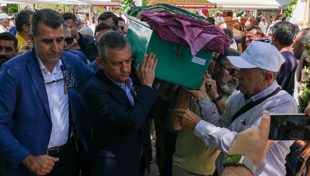Özgür Özel cenazeye katıldı Özgür Özel cenazeye katıldı