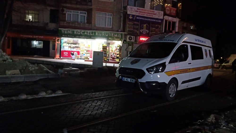 İzmit'te silahlı saldırı: Ateş edip kuruyemişçiden alışveriş yaptı - 1