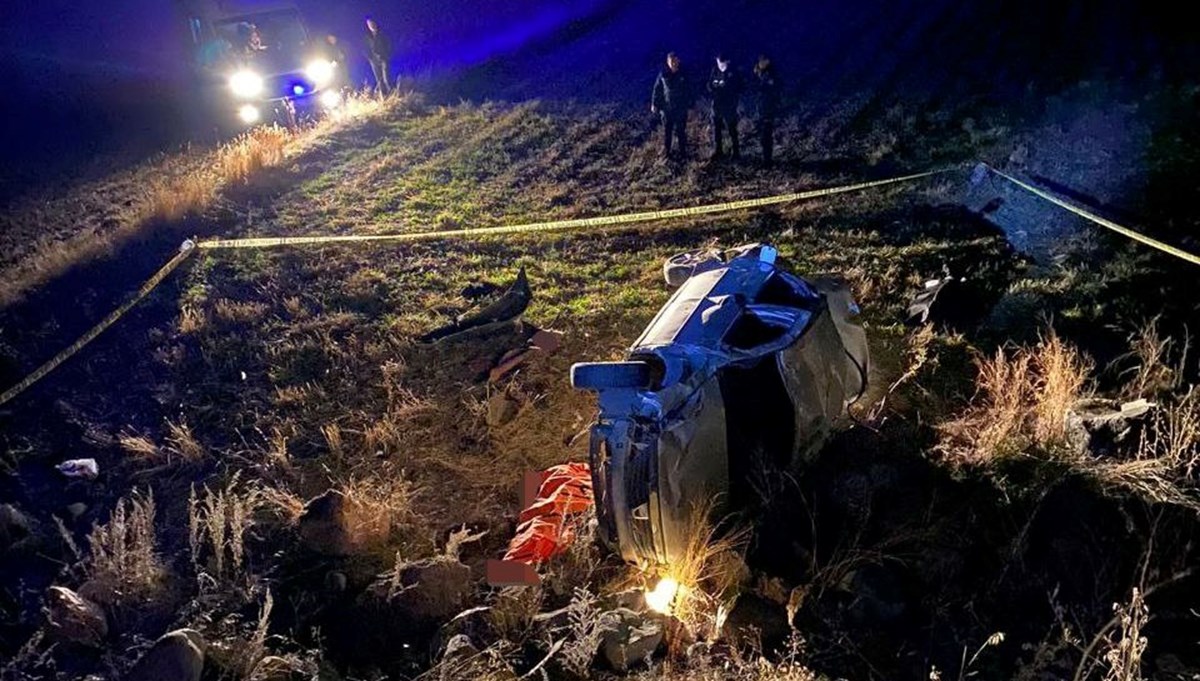 Kars'ta otomobil şarampole devrildi: 3 ölü, 1 yaralı