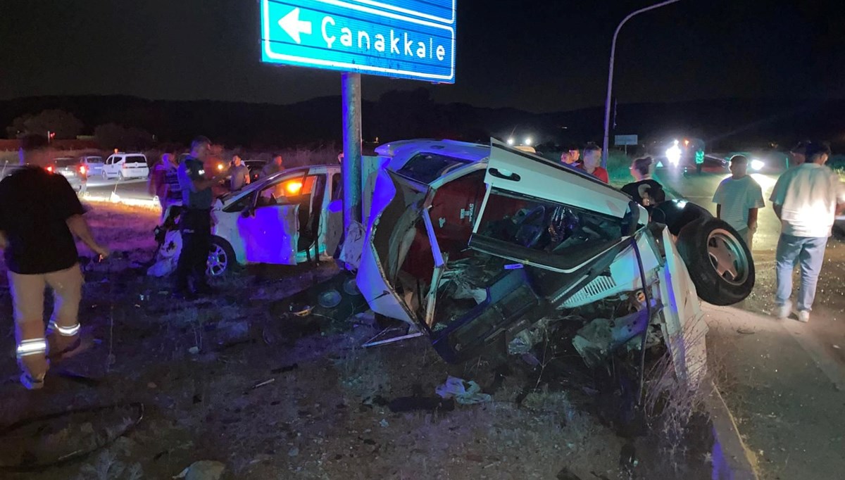 Çanakkale'de otomobiller çarpıştı: 3 yaralı Çanakkale'de otomobiller çarpıştı: 3 yaralı