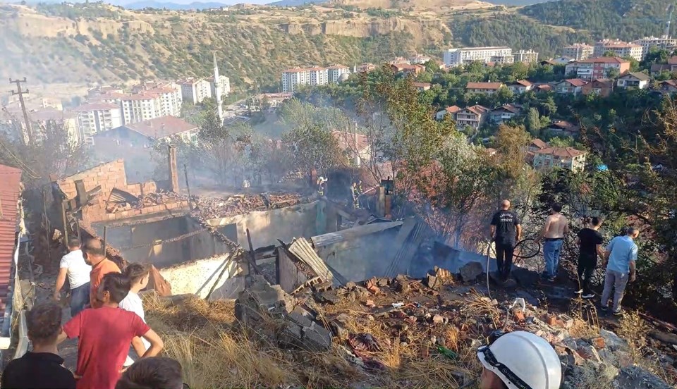Karabük’te çıkan yangında ikisi metruk 4 ev hasar gördü - 1