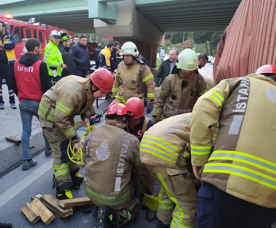 Bakırköy'de feci kaza! TIR, otomobilin üzerine devrildi: 4 kişi hayatını kaybetti - 2