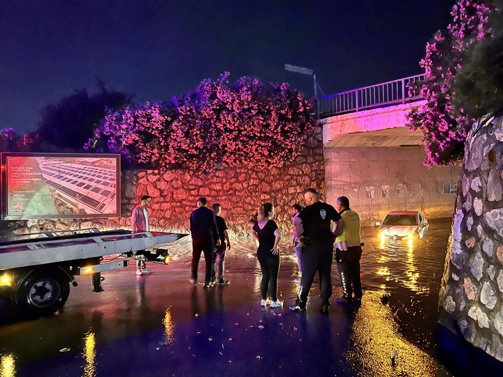 Sağanak yağış birçok ilde hayatı felç etti: Cadde ve sokaklar göle döndü, hastaneyi su bastı - 25