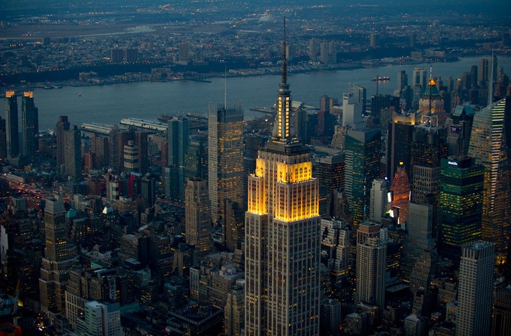 New york is a city that. Нью Йорк Стейт. Эмпайр-Стейт-Билдинг Манхэттен. Нью-Йорк (New York City). Ночной Нью Йорк Стейт Билдинг.