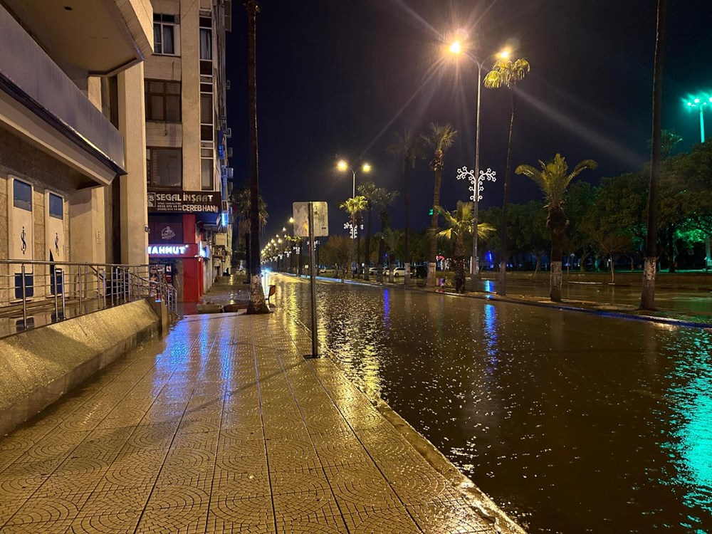 İskenderun'da şiddetli yağışla birlikte caddeler göle döndü - 5