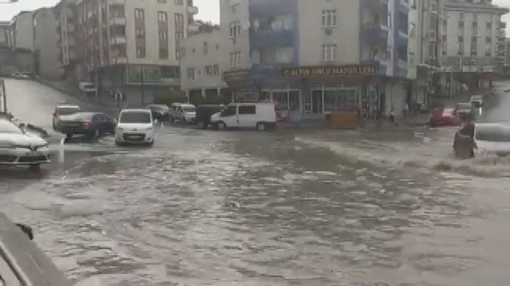İstanbul'da şiddetli yağış: Yollar göle döndü, boğaza çamurlu su aktı - 9