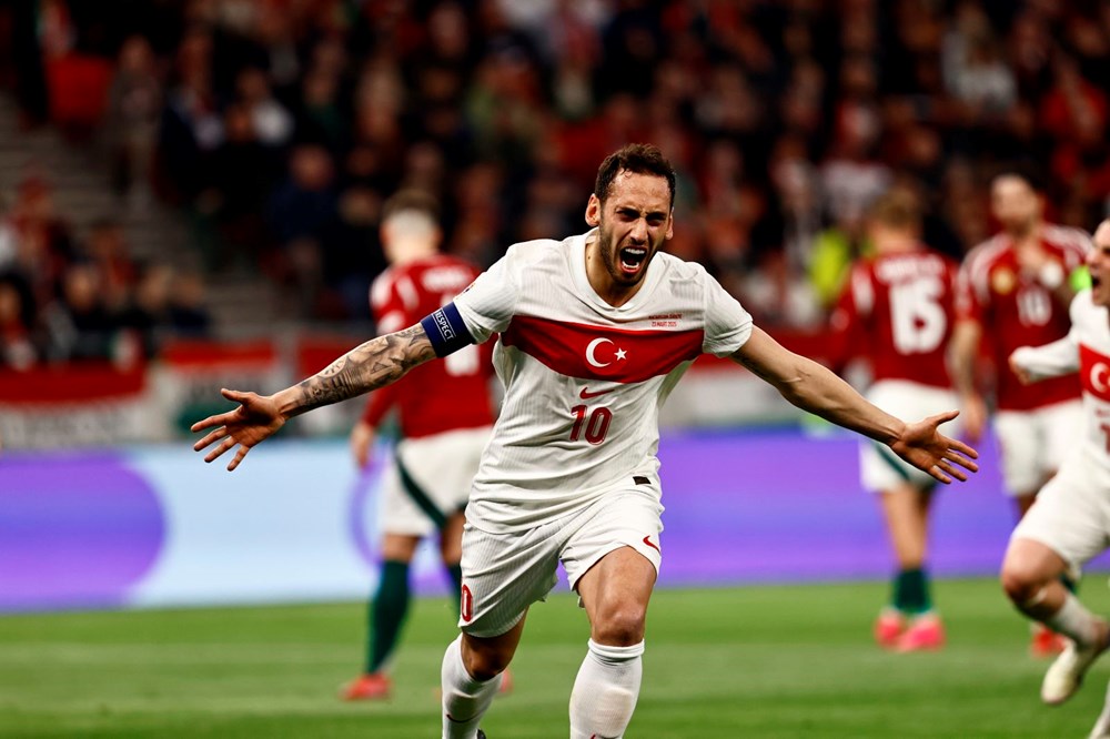 Hakan Çalhanoğlu, Lefter Küçükandonyadis ve Cenk Tosun'u yakaladı - 1