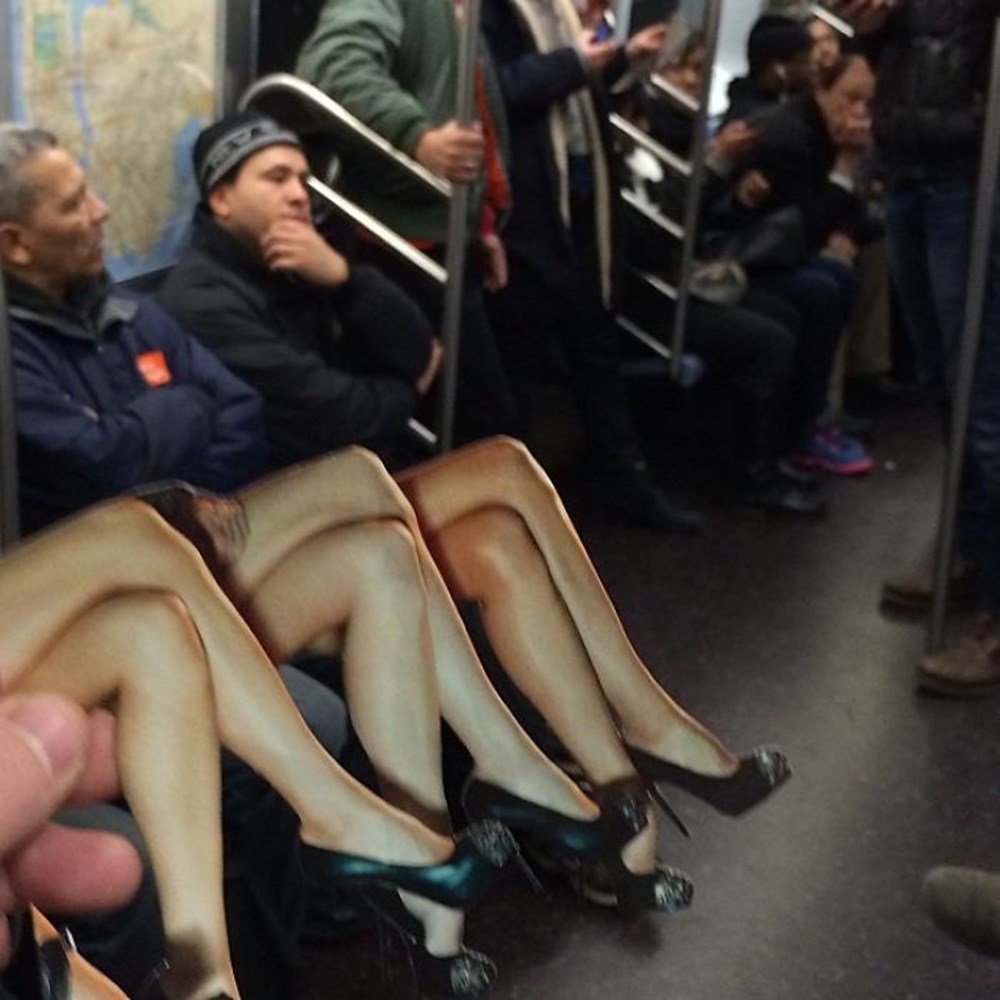 Подглядывание в метро. Ножки в метро. Ноги в метро. Женские ноги в метро. Ноги в транспорте.