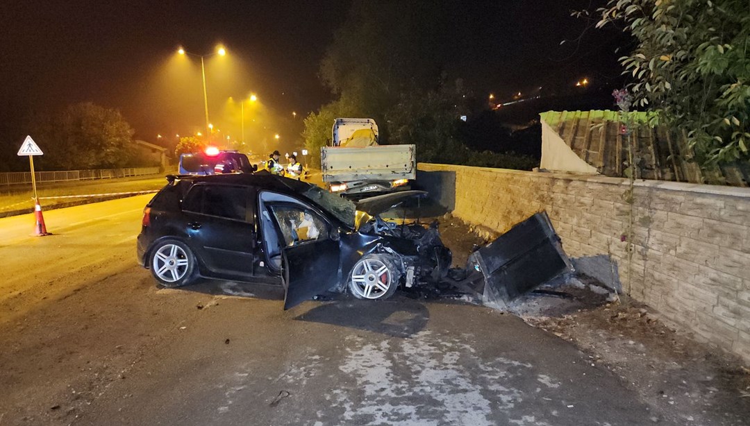 Park halindeki TIR’a çarpan otomobilin sürücüsü hayatını kaybetti