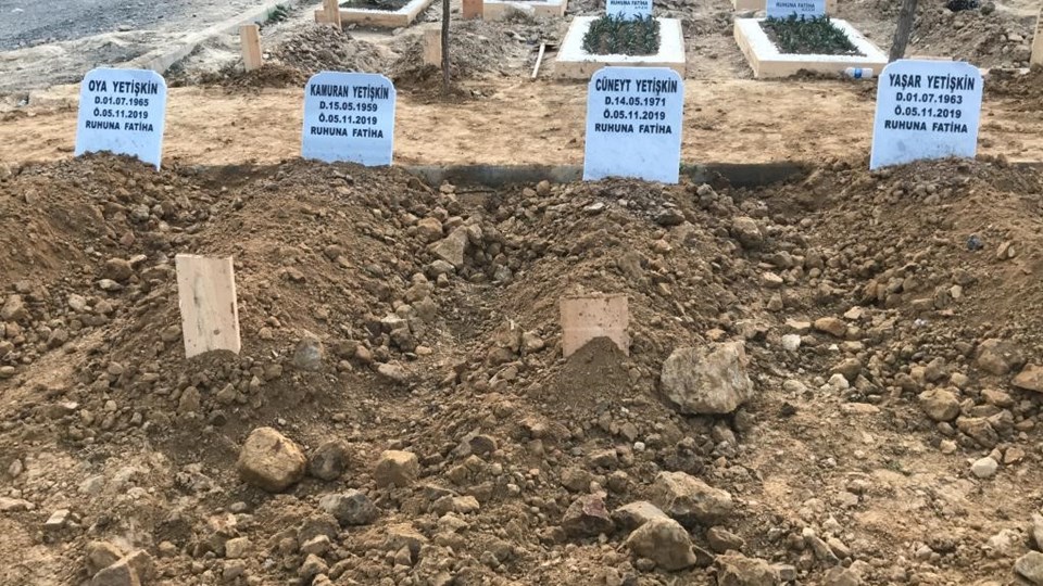 Fatih'te evlerinde ölü bulunan 4 kardeş son yolculuğa uğurlandı - 5