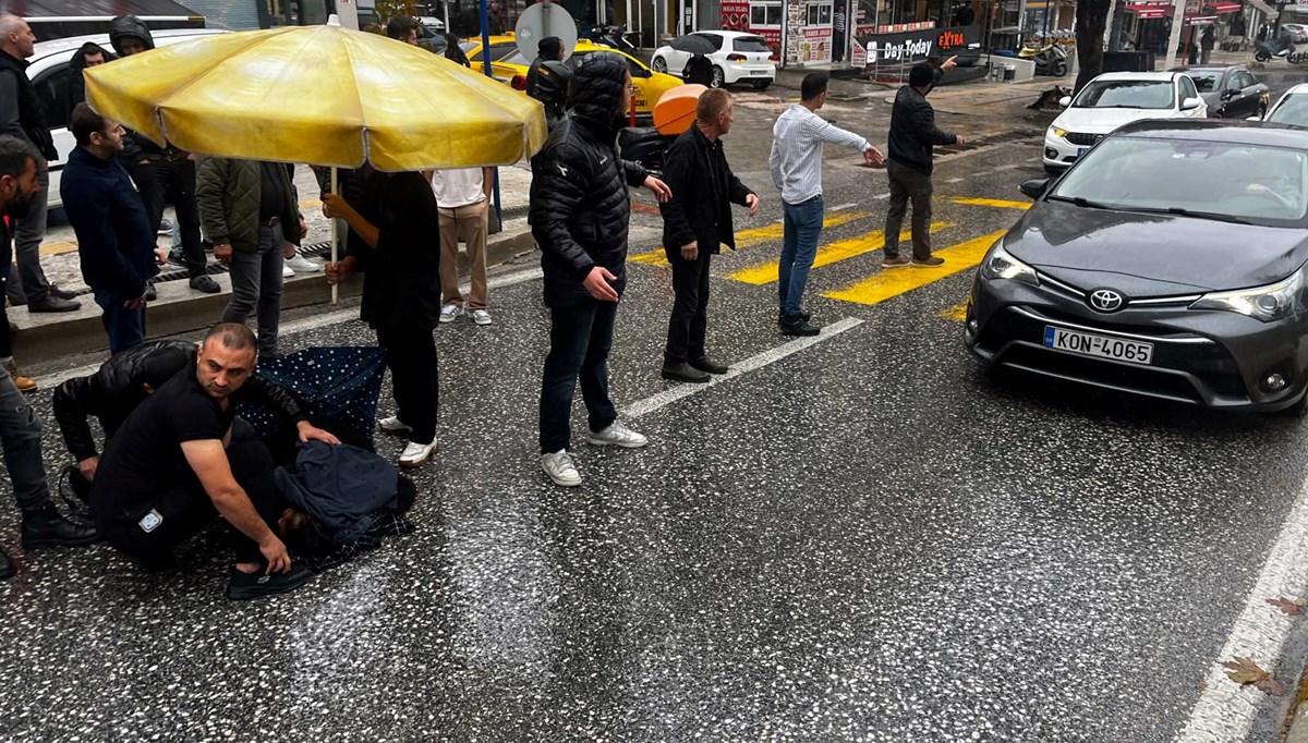 Yaralı yayaya şemsiyeli yardım