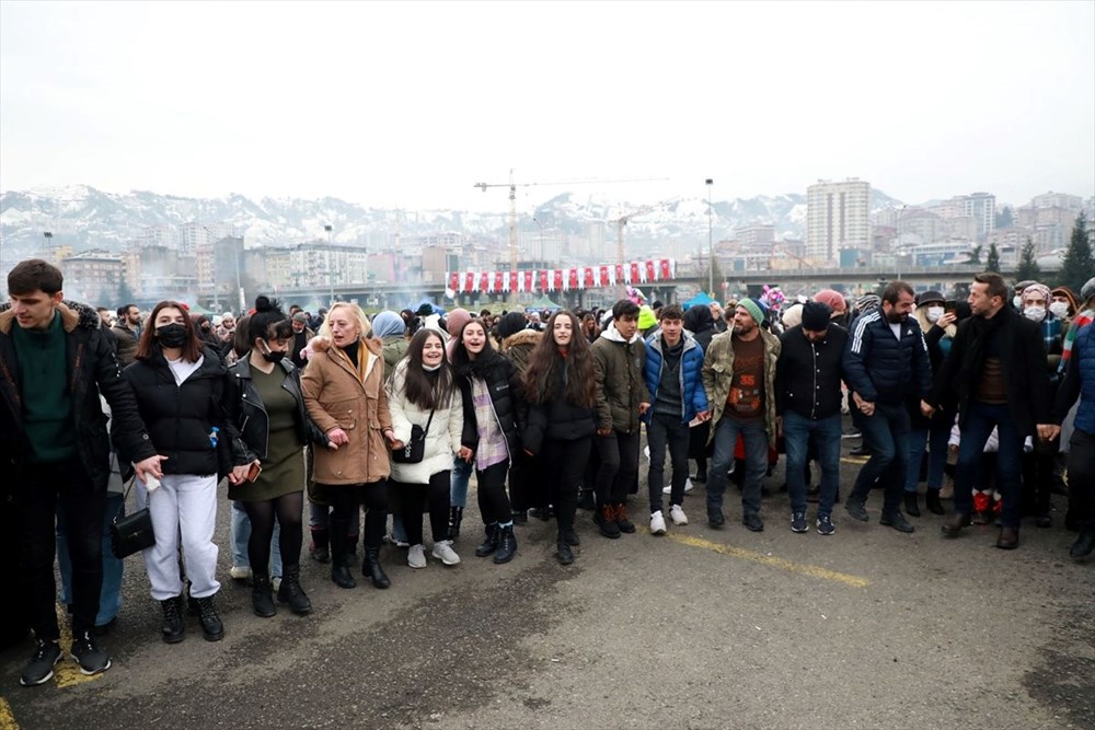 Rize'de üç günde ayıklanan 2,5 ton hamsi festivalde iki saatte tüketildi - 12