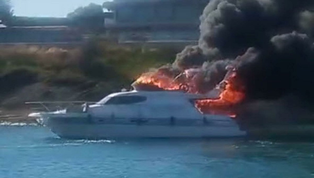 Marinada bağlı motoryat yandı Marinada bağlı motoryat yandı