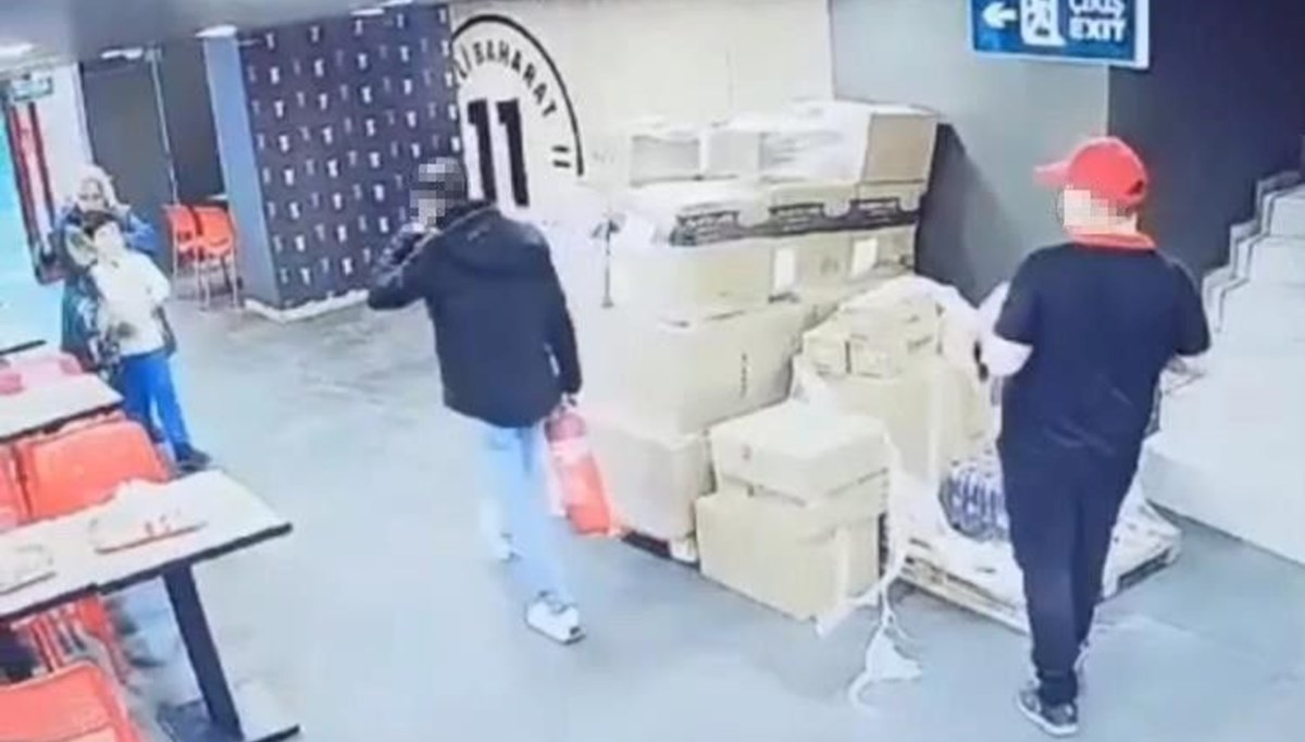 Müşteri gibi girdiği restorandan yangın tüpünü böyle çaldı Müşteri gibi girdiği restorandan yangın tüpünü böyle çaldı