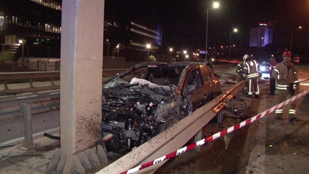 Pendik'te korkunç kaza: Otomobil refüje girdi - 1