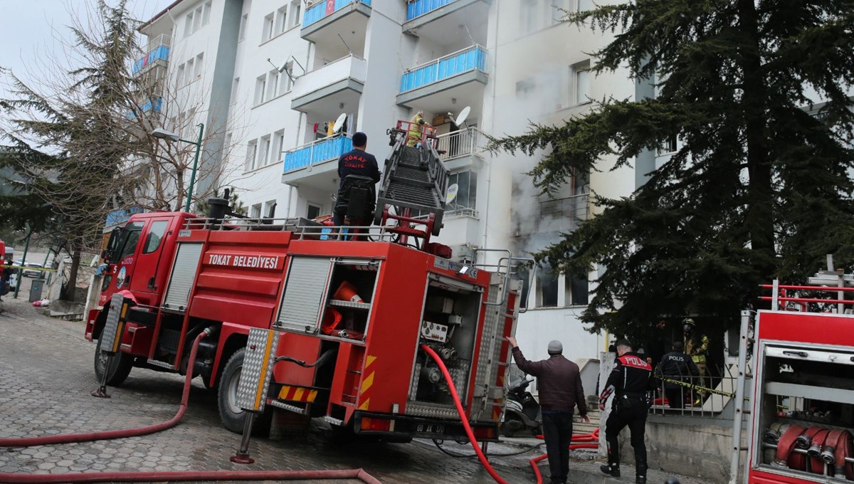 Apartmanda korkutan yangın: Duman hastanelik