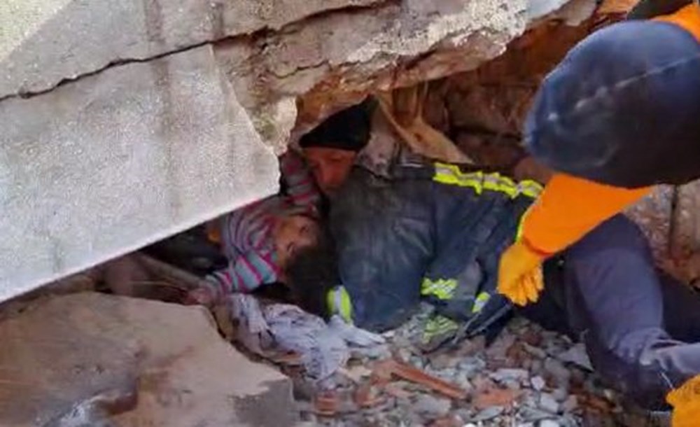 Enkaz altındakiler için zamana karşı yarış - 12