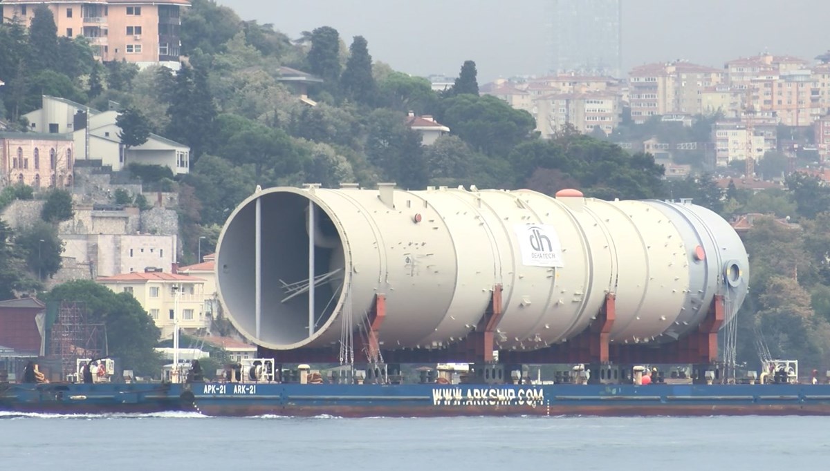 İstanbul Boğazı'ndan dev tank geçti