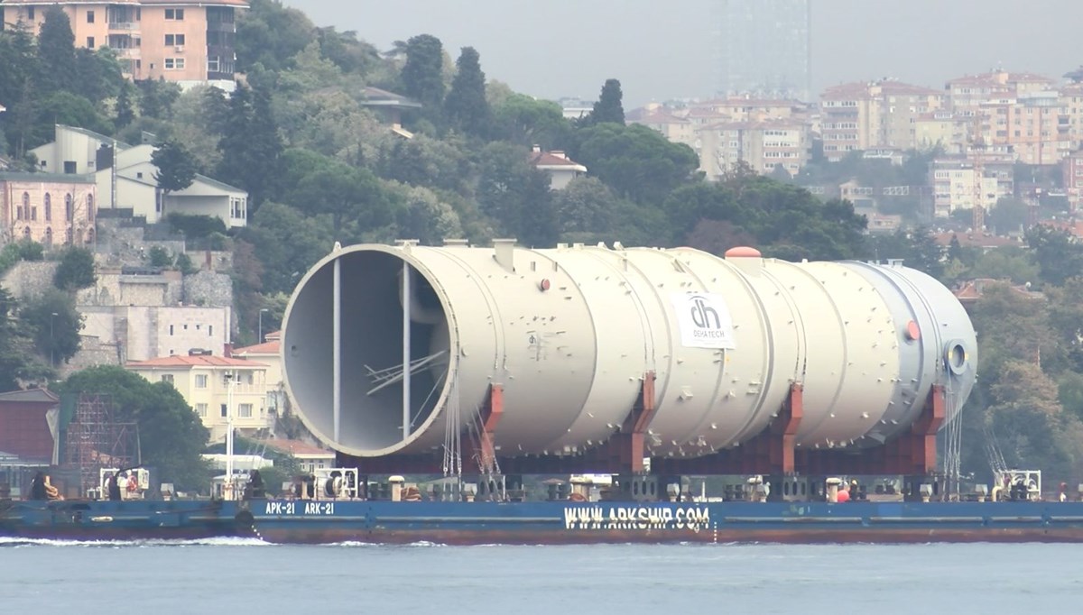 İstanbul Boğazı'ndan dev tank geçti İstanbul Boğazı'ndan dev tank geçti