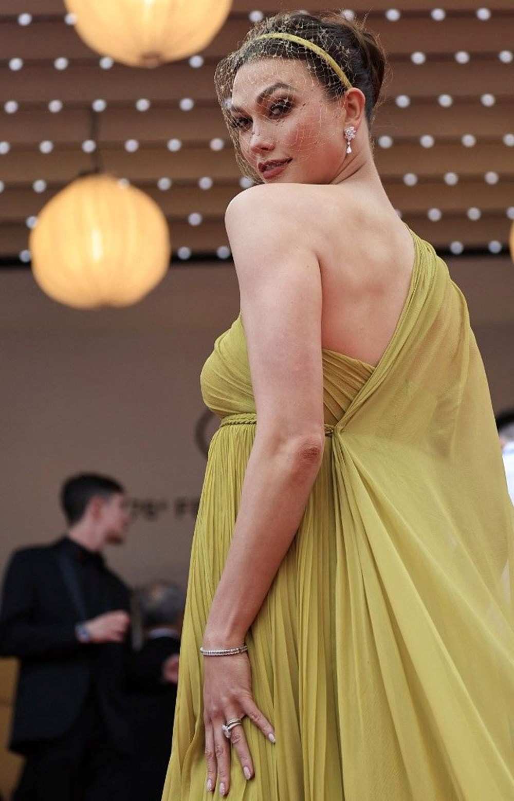 Karnı burnunda Karlie Kloss Cannes Film Festivali galasında - 9
