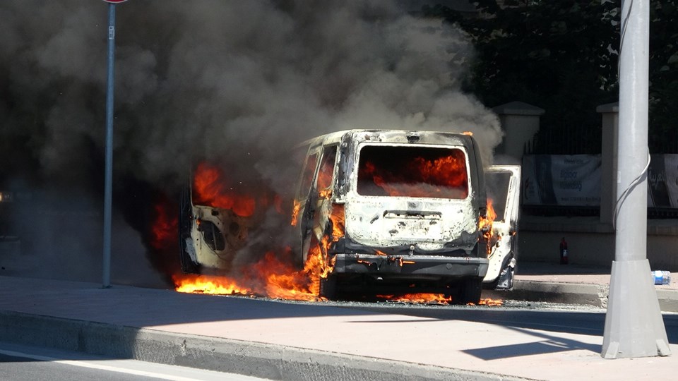 Beyoğlu'da araç yangını - 1