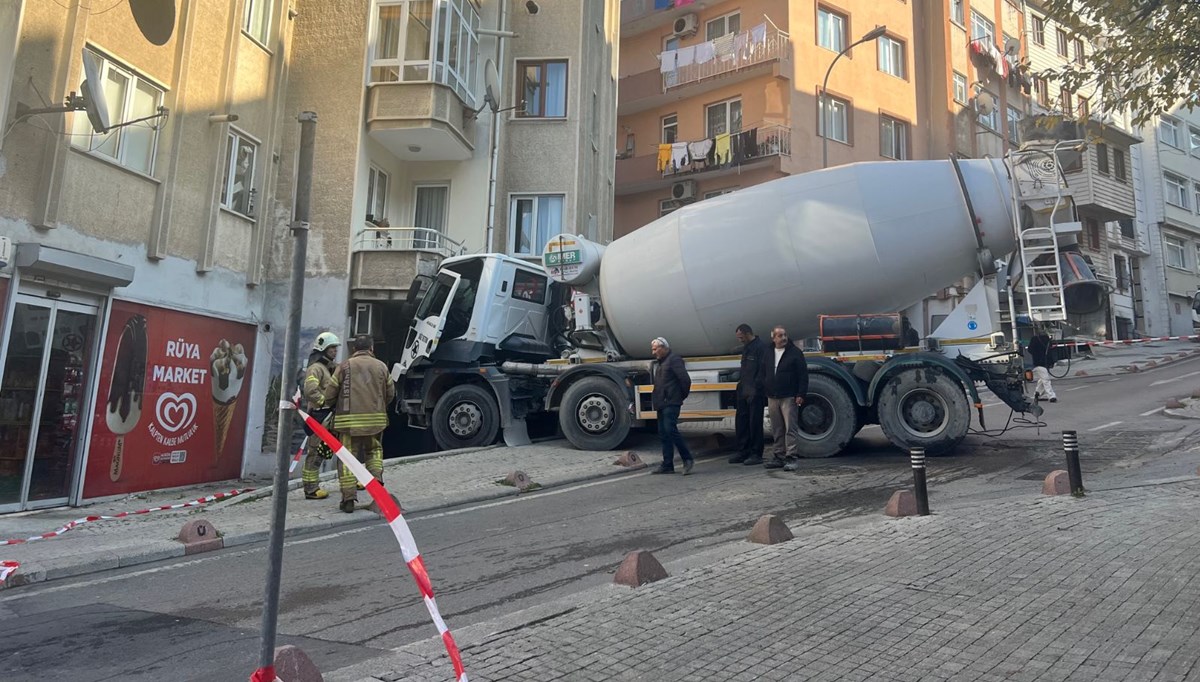 Beton mikseri binaya çarptı Beton mikseri binaya çarptı