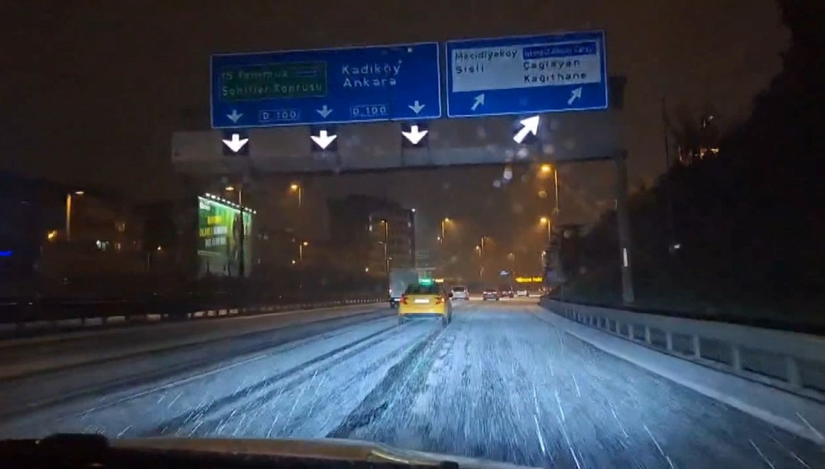 İstanbul'a kar yağışı etkili oluyor: Uyarılar arka arkaya geldi  (İstanbul'da kar yağışı ne kadar sürecek?)