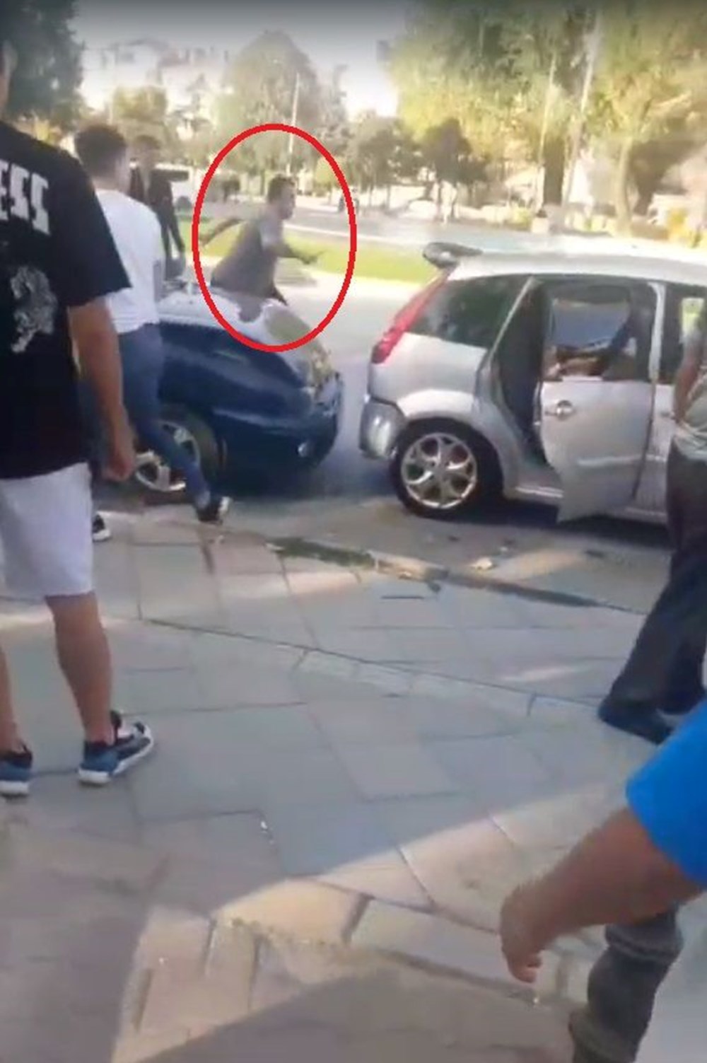 Arabasını tekmeleyen adamı, bıçakla kovaladı - 1