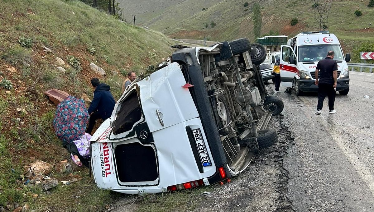 Malatya'da minibüs devrildi: Biri ağır 14 yaralı Malatya'da minibüs devrildi: Biri ağır 14 yaralı